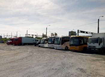 Грузовая стоянка с комплексом услуг по обслуживанию недалеко от КАД