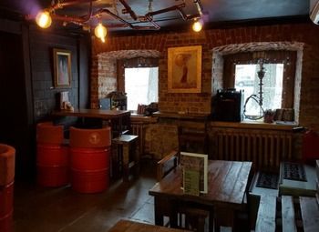 Популярное кафе быстрого питания в проходном месте.