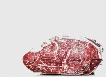 Фото Мясной отдел в популярном продуктовом магазине