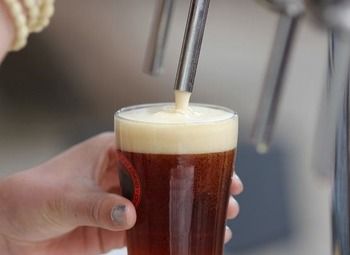 Магазин разливного пива в прикассовой зоне супермаркета  