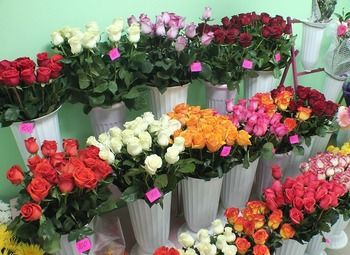 Салон цветов и табачный магазин