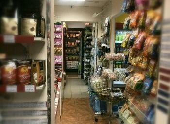 Продуктовый магазин рядом с институтом и школой