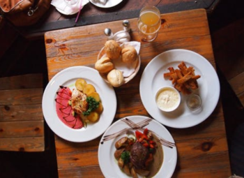 Уютный ресторан с шикарным интерьером