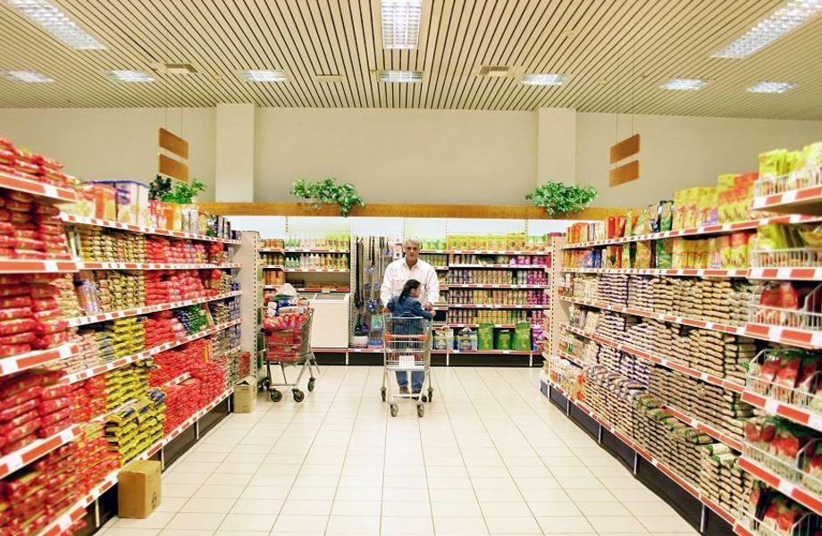 Продуктовый магазин возле станции метро