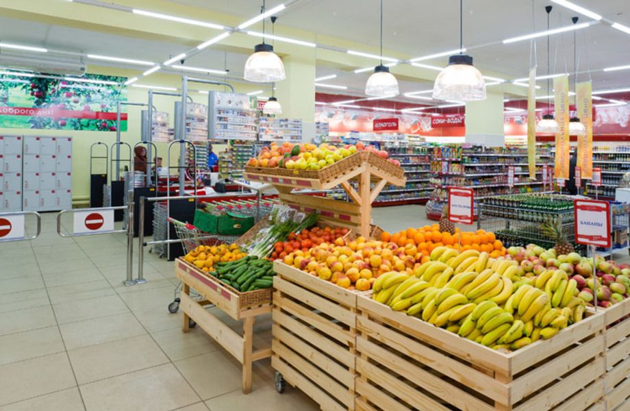 Продуктовый магазин возле станции метро