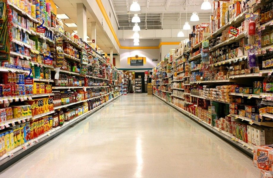 Продуктовый магазин возле станции метро