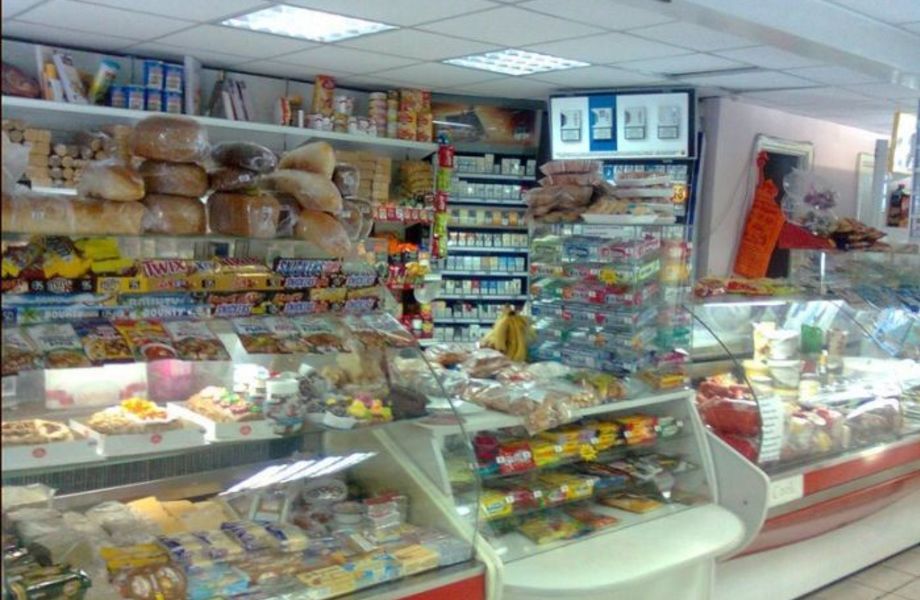 Продуктовый магазин возле станции метро