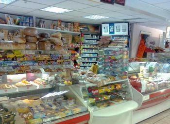 Фото Продуктовый магазин возле станции метро