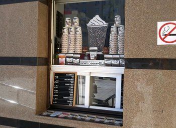 Фото Кофе с собой в центре в проходном месте