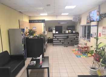 Фото Автомойка на оживленной улице