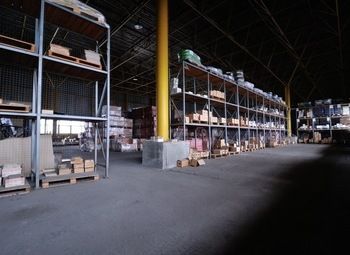 Фото Юридическое лицо с недвижимостью в собственность (магазин+склад)