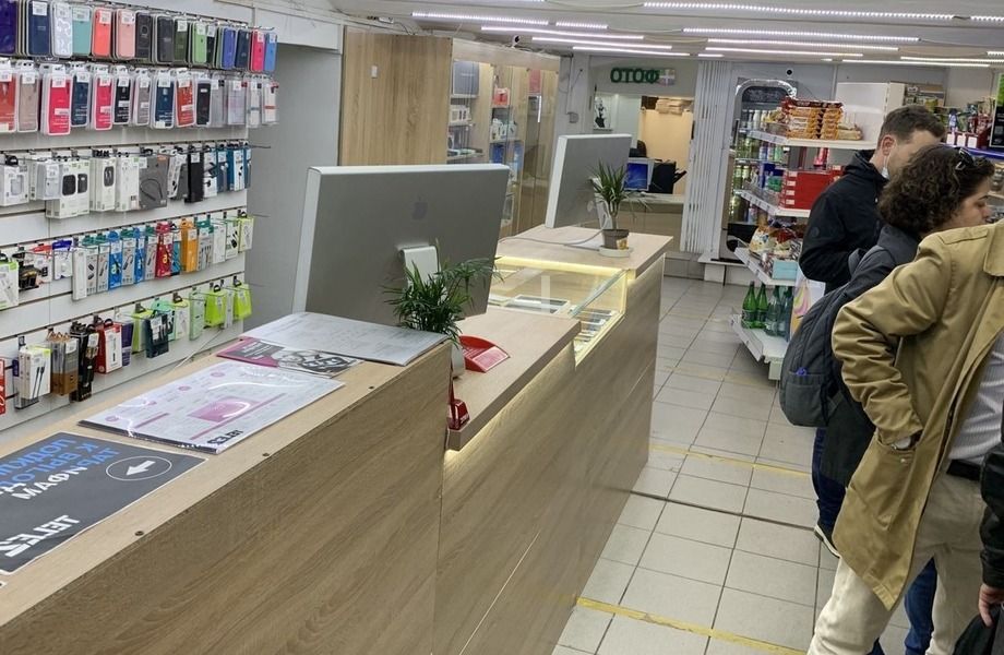 Сервисный центр в центре в проходном месте