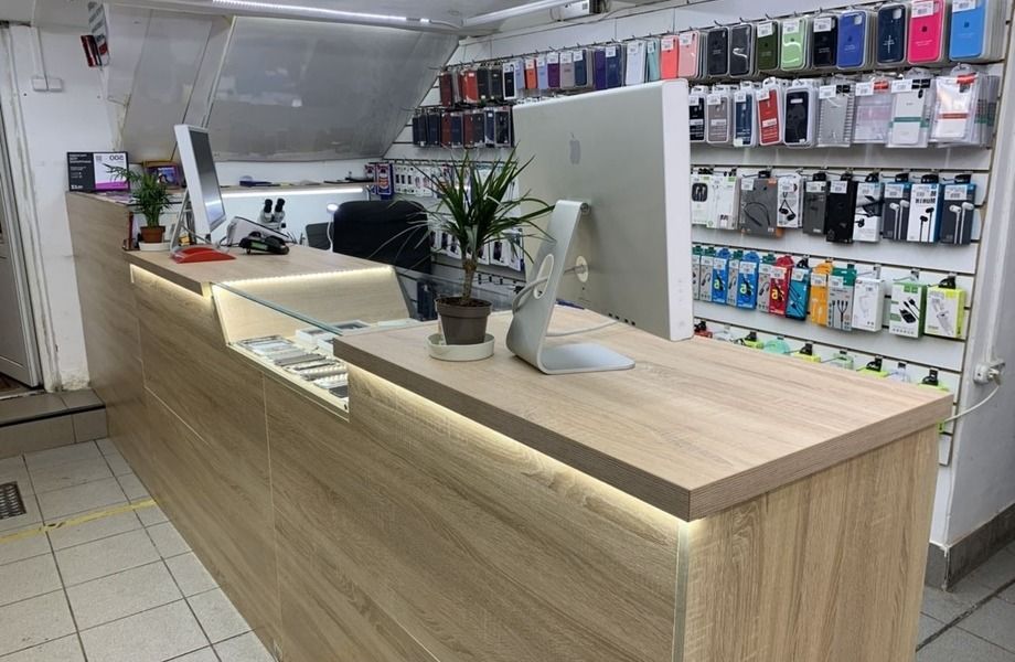 Сервисный центр в центре в проходном месте