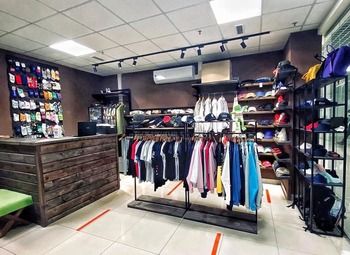 Магазин модной одежды и аксессуаров В ТЦ