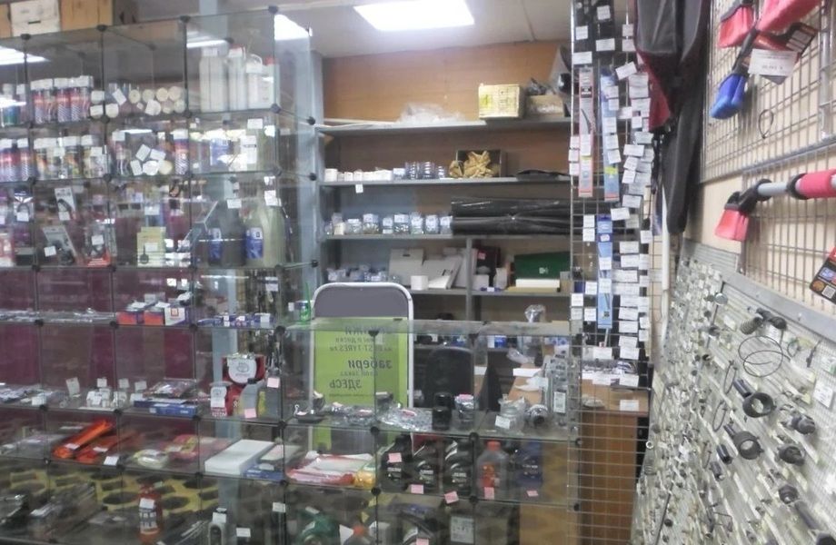 Магазин автозапчастей рядом с автосервисом на оживленной дороге