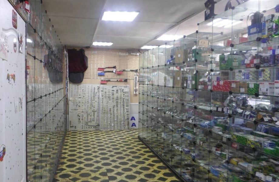 Магазин автозапчастей рядом с автосервисом на оживленной дороге