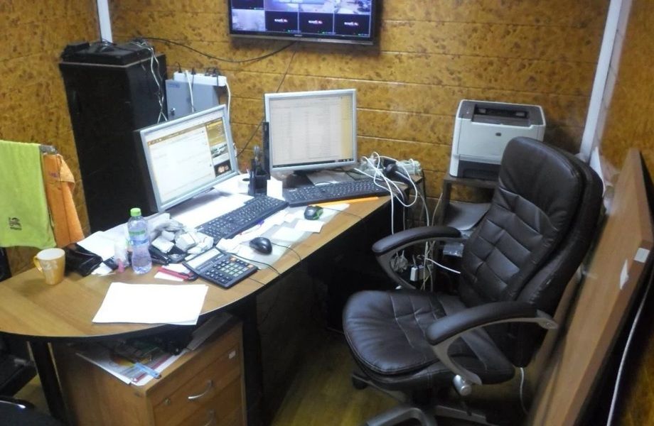Магазин автозапчастей рядом с автосервисом на оживленной дороге