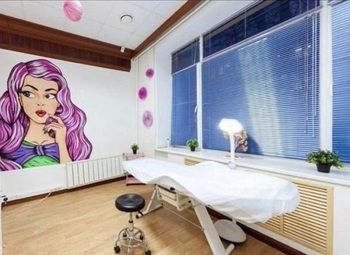 Работающая студия красоты с ярким дизайном