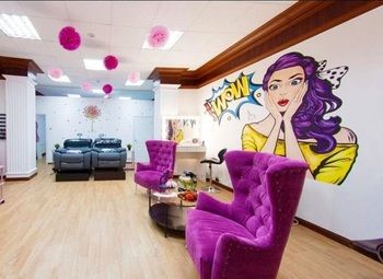 Работающая студия красоты с ярким дизайном