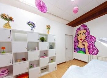 Фото Работающая студия красоты с ярким дизайном