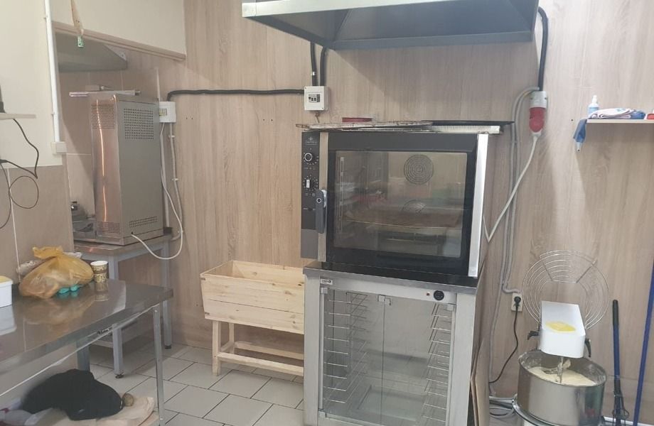Пекарня около касс магазина Верный