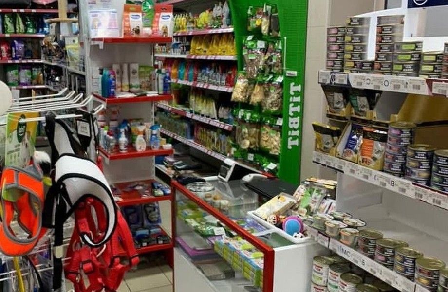 Зоомагазин в торговом центре рядом с крупным жилым комплексом