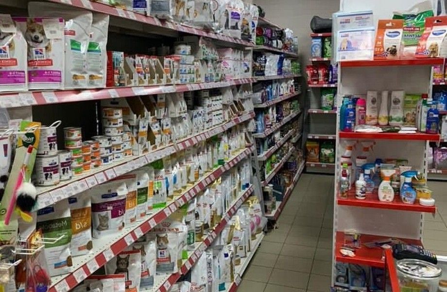 Зоомагазин в торговом центре рядом с крупным жилым комплексом