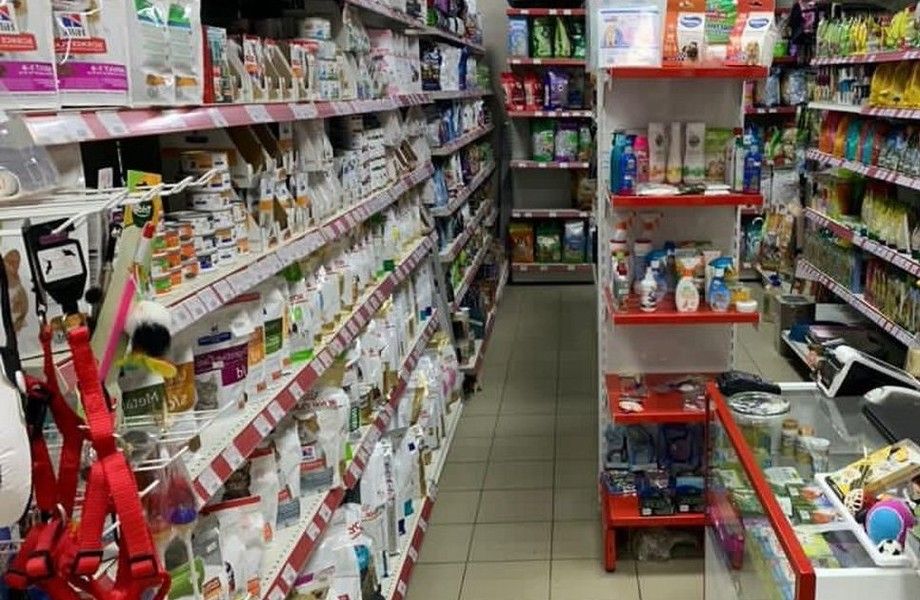 Зоомагазин в торговом центре рядом с крупным жилым комплексом