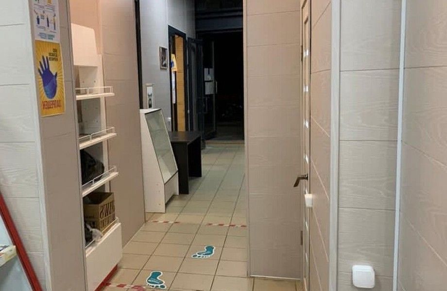 Зоомагазин в торговом центре рядом с крупным жилым комплексом
