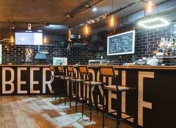 Уникальный роботизированный крафтовый бар в проходимом месте.