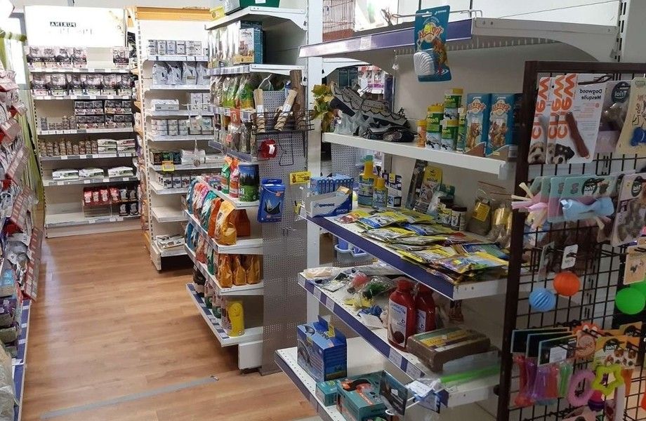 Зоомагазин в торговом центре на востоке Москвы сразу за МКАД