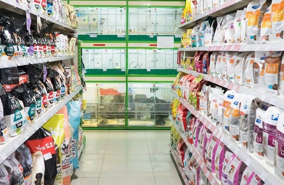 Зоомагазин в торговом центре на востоке Москвы сразу за МКАД