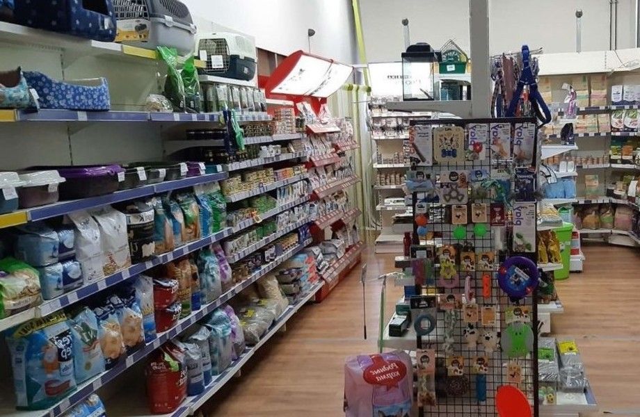 Зоомагазин в торговом центре на востоке Москвы сразу за МКАД