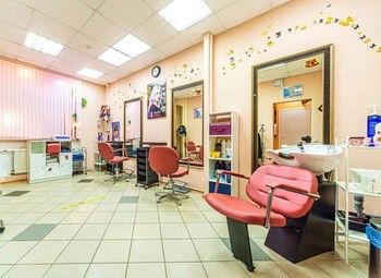 Салон красоты в густонаселённом районе на Ладожской