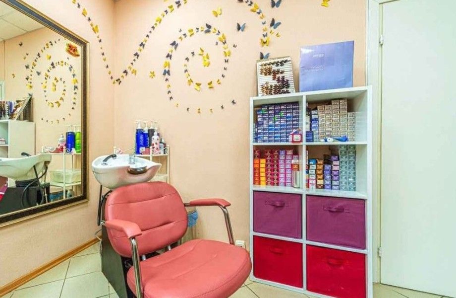Салон красоты в густонаселённом районе на Ладожской