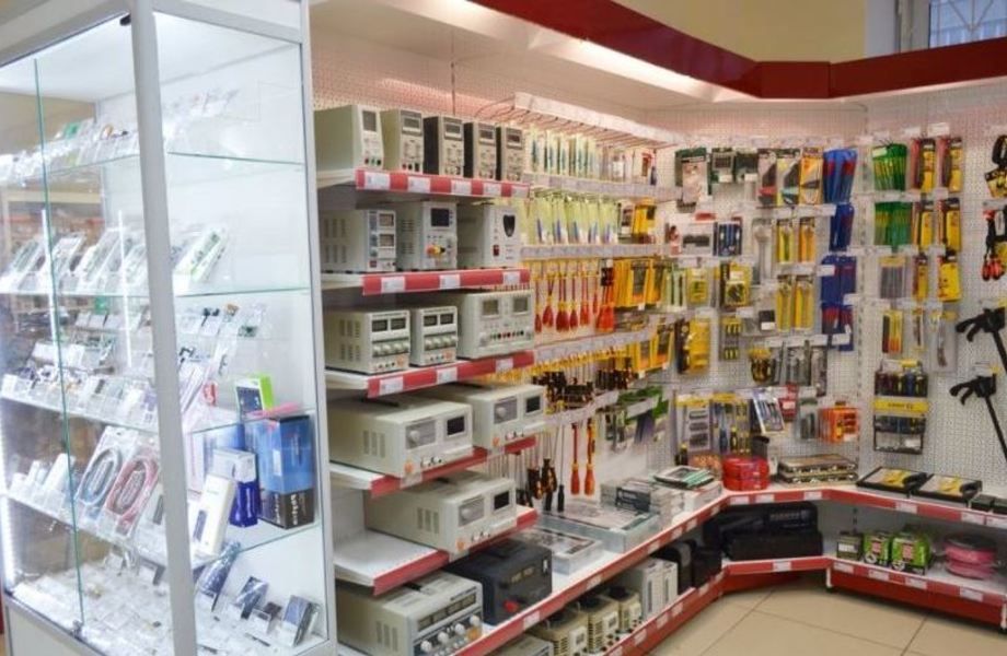 Магазин радиодеталей / Работает 4 года / Прибыль 100 тыс