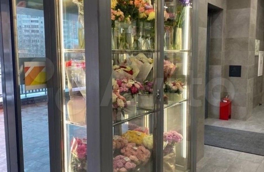 Цветочный островок в ТЦ, на входе в Азбуку Вкуса, в г. Одинцово, МО.