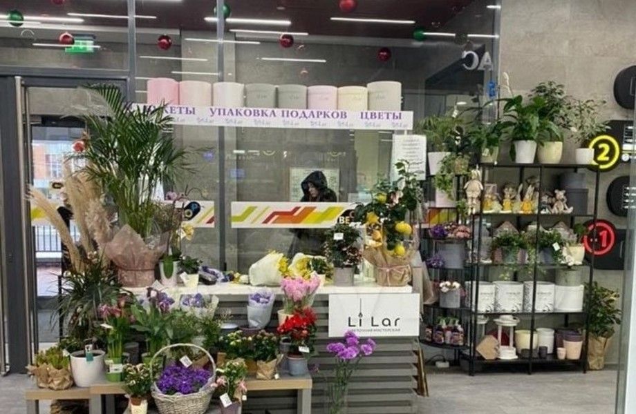 Цветочный островок в ТЦ, на входе в Азбуку Вкуса, в г. Одинцово, МО.
