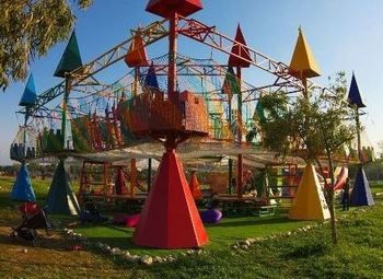 Досуговый центр с веревочным парком на территории популярного сквера