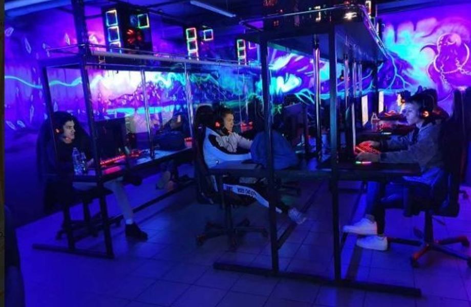 Сеть компьютерных клубов в разных районах / Прибыль 670 тыс. руб.