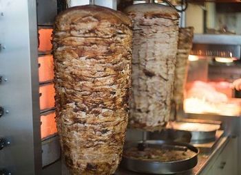 Шаверма с разливным пивом в проходном месте