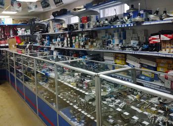 магазин автозапчастей на проезжей части