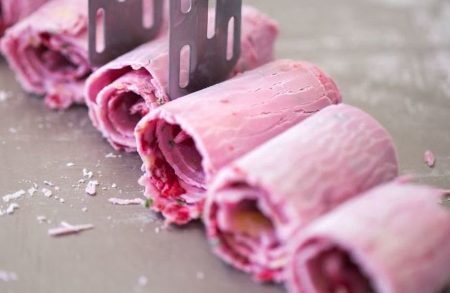 Островок по продаже сладостей в торгов центре 