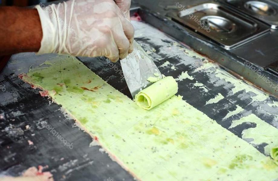 Островок по продаже сладостей в торгов центре 