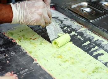 Островок по продаже сладостей в торгов центре 