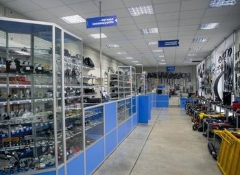 Фото Магазин автозапчастей в крупном автоцентре