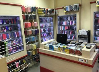 Точка по продаже аксессуаров и электроники расположено в метро 